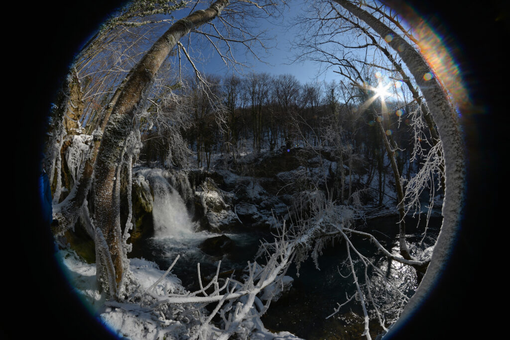 Cascada Vaioaga este o cascada situată în Parcul Național Cheile Nerei - Beușnița, în județul Caraș-Severin din România. În timpul iernii, atunci când temperatura scade sub zero grade Celsius, apa care curge peste cascada îngheață, creând o priveliște spectaculoasă.
În general, cascada înghețată este considerată un fenomen natural rar și frumos, iar mulți turiști vizitează Parcul Național Cheile Nerei - Beușnița pentru a vedea acest spectacol natural. Cu toate acestea, este important să rețineți că, în timpul iernii, accesul la cascada Beușnița poate fi dificil sau chiar imposibil din cauza condițiilor meteorologice periculoase, cum ar fi zăpadă, gheață și vânt puternic.
Dacă sunteți interesat de vizitarea cascadei Beușnița în timpul iernii, vă recomandăm să verificați condițiile meteorologice actuale și să obțineți informații actualizate despre accesibilitatea și siguranța traseului înainte de a porni la drum. De asemenea, puteți contacta autoritățile locale sau ghizii turistici din zonă pentru sfaturi și informații utile.
